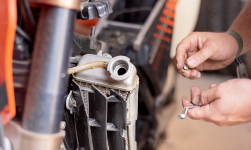 Air Radiator Baiknya Diganti Atau Ditambah Agar Suhu Mesin Tetap Terjaga?