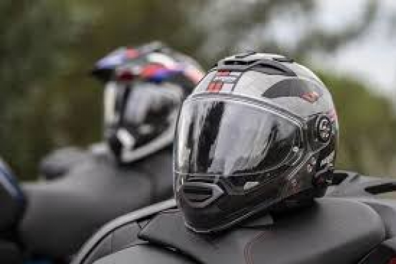 Tips Jitu Cegah Apek Helm Yang Basah Karena Berkendara Saat Hujan