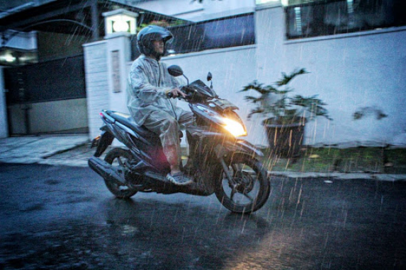 Tips Menyimpan Jas Hujan Untuk Motor Yang Tidak Memiliki Bagasi
