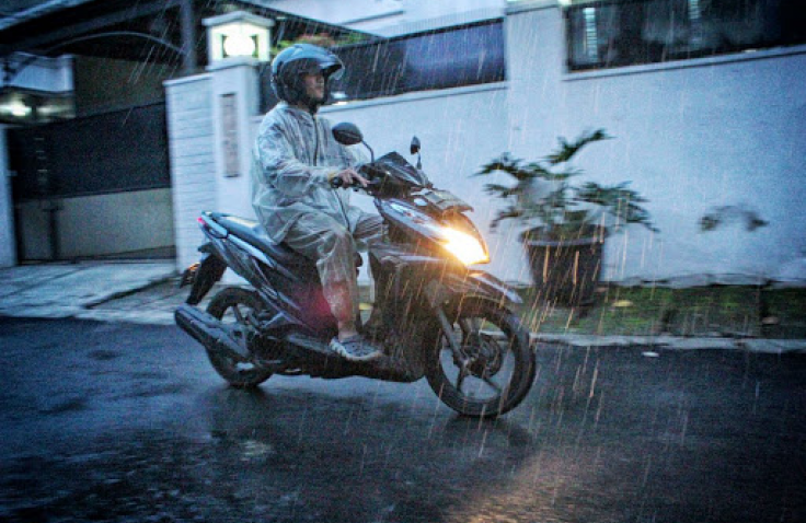 Tips Menyimpan Jas Hujan Untuk Motor Yang Tidak Memiliki Bagasi