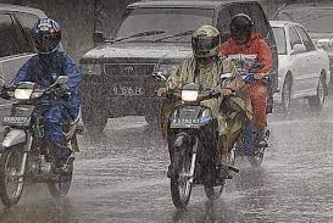 Cara Mencegah Tergelincir Ketika Berkendara Saat Hujan Menurut Pakar Keselamatan
