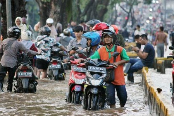 Lima Tips Cegah Motor Matic Mogok Saat Lewati Banjir