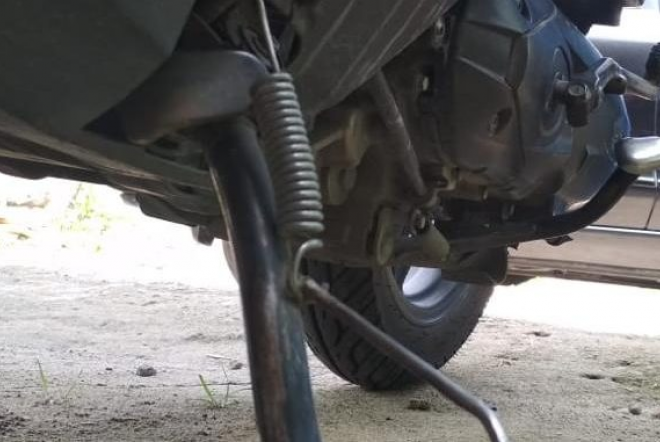 Matikan Mesin Motor Menggunakan Standar Samping Bisa Bikin Aki Soak?