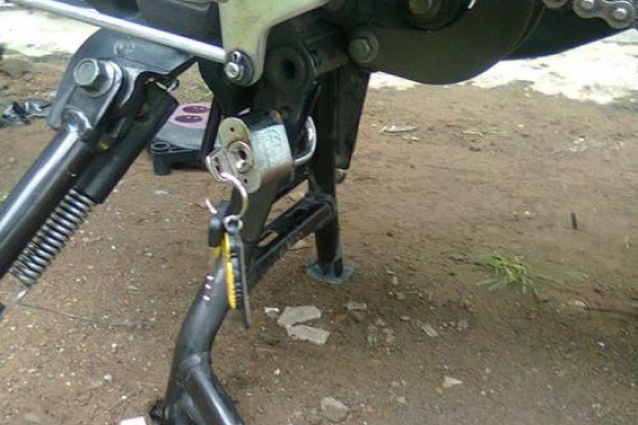 Saat Parkir, Lebih Baik Gunakan Standar Samping Atau Standar Tengah?