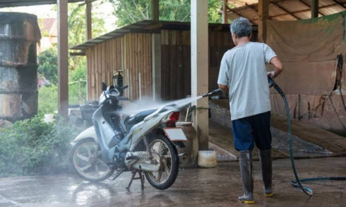 Hal Yang Wajib Dihindari Saat Mencuci Motor