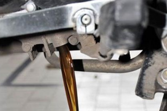 Ternyata, Oli Bekas Pemakaian Sepeda Motor Bisa Berguna Untuk Hal-Hal Ini