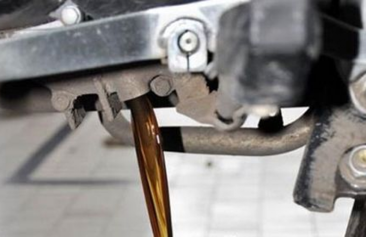 Ternyata, Oli Bekas Pemakaian Sepeda Motor Bisa Berguna Untuk Hal-Hal Ini