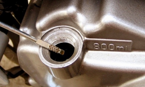 Pengecekan Oli Mesin Wajib Diakukan Secara Rutin. Ini Langkah Mudahnya