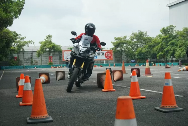 Mengenal Trail Braking, Teknik Yang Berguna Bagi Penakluk Tikungan