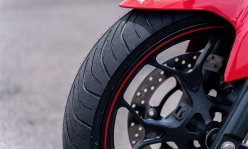 Dua Penyebab Ban Motor Baru Lebih Licin Saat Digunakan