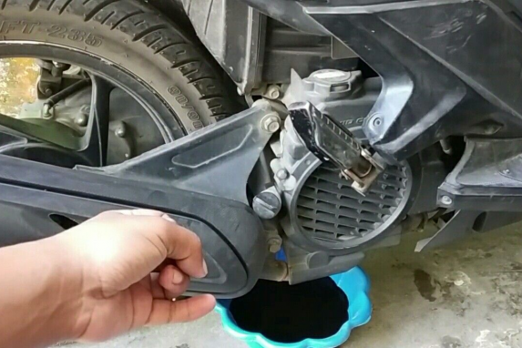 Dampak Buruk Jangka Panjang Menggunakan Oli Terindikasi Palsu, Bisa Merusak Mesin Motor