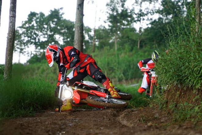Tips Jatuh Dari Motor yang Baik dan Benar Dari Pakar Safety Riding