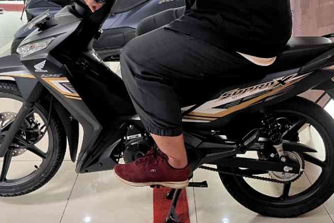 Tiga Tips Nyaman Menaiki Motor Untuk Pengendara Yang Bertubuh Kurang Tinggi