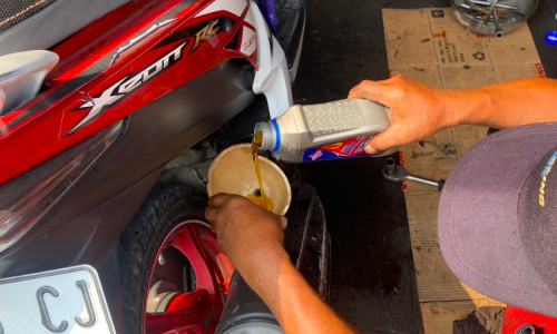 Ketahui, Ini Efek Buruk Jika Isi Oli Mesin Berlebihan