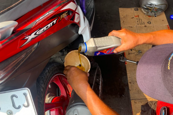 Ketahui, Ini Efek Buruk Jika Isi Oli Mesin Berlebihan