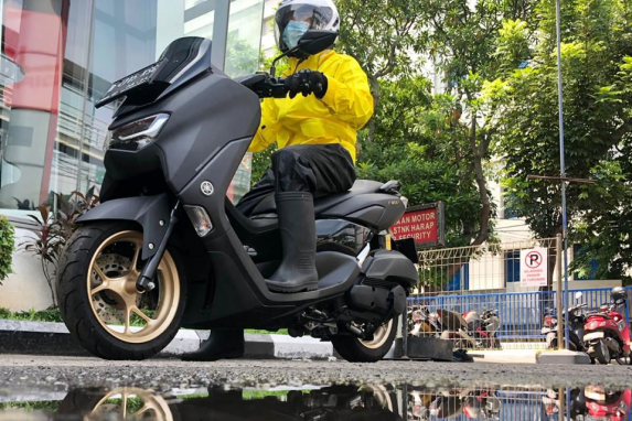 Cuaca Panas, Begini Caranya Supaya Tidak Dehidrasi Saat Naik Motor