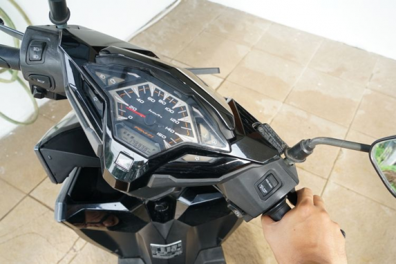 Ini Bahaya Memanaskan Motor di Dalam Ruangan