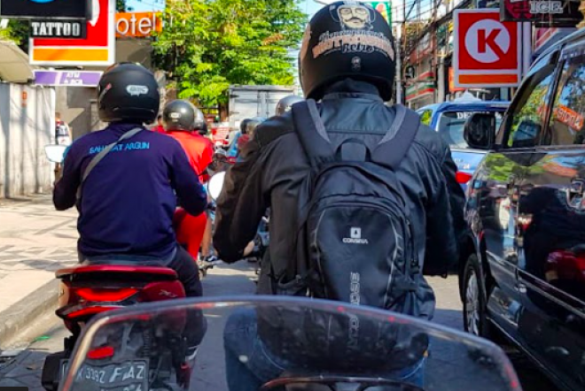 Selain Merokok Saat Berkendara, Ini 10 Kesalahan yang Perlu Dihindari Saat Berada di Jalan Raya
