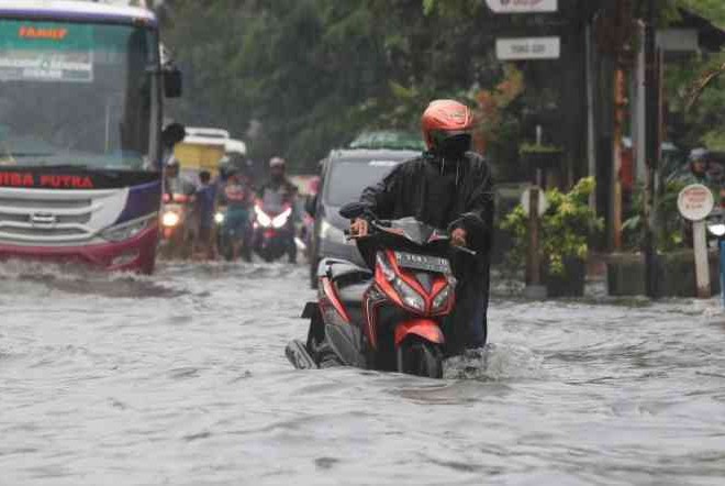 Setelah Melewati Banjir, Apakah Sepeda Motor Perlu Ganti Oli?