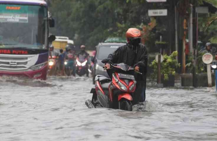 Setelah Melewati Banjir, Apakah Sepeda Motor Perlu Ganti Oli?