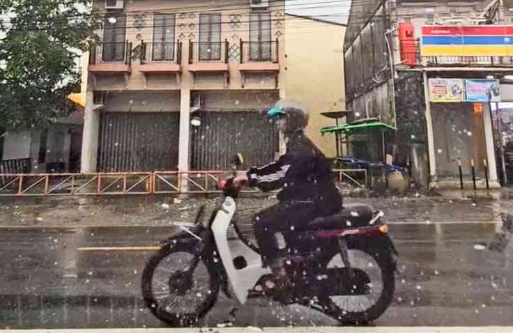 Mau Terobos Genangan, Ini Batas Aman Genangan Untuk Motor