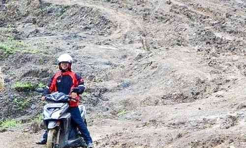 Lima Tips Melewati Jalan Berlubang Agar Berkendara Tetap Nyaman