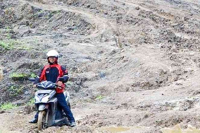 Lima Tips Melewati Jalan Berlubang Agar Berkendara Tetap Nyaman