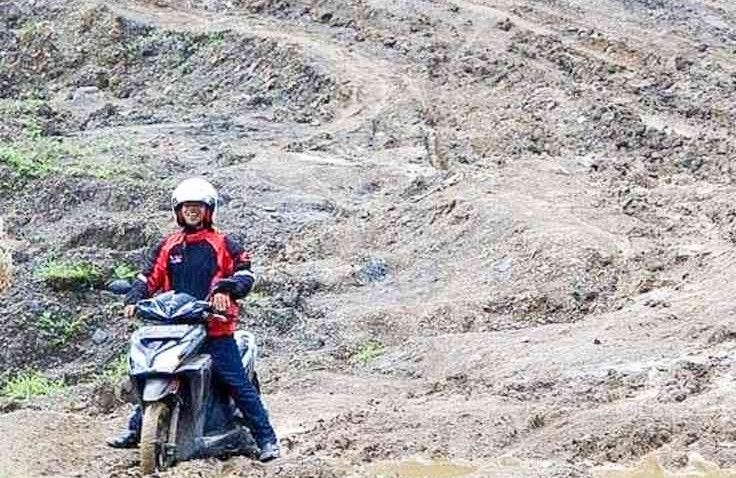 Lima Tips Melewati Jalan Berlubang Agar Berkendara Tetap Nyaman