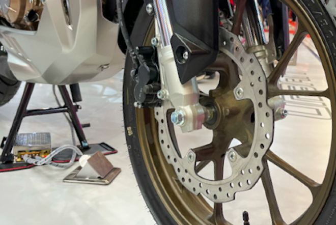 Tips Agar Ban Motor Tidak Kempes Saat Diparkir Lama