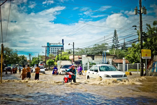 Lima Cara Aman Melewati Banjir Menggunakan Motor Matic