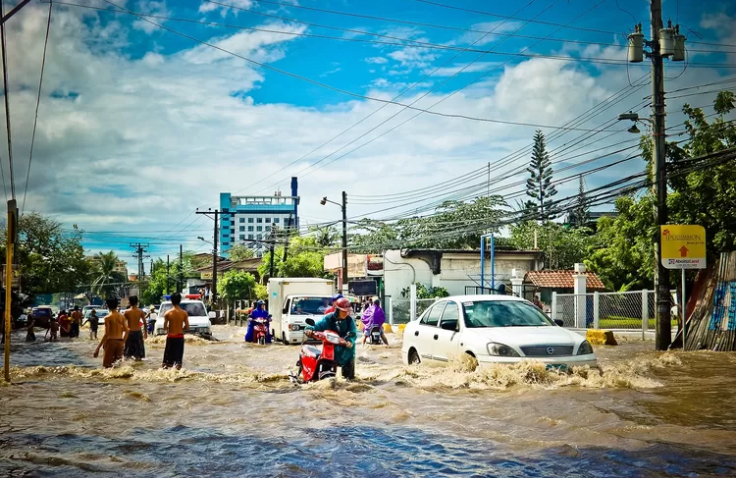 Lima Cara Aman Melewati Banjir Menggunakan Motor Matic