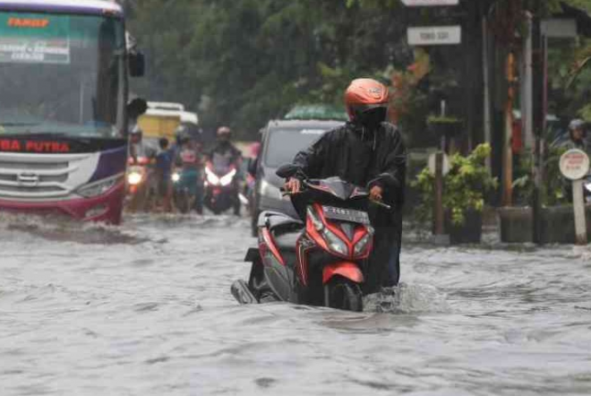 Waspada Water Hammer, Ini Hal Yang Perlu Diperhatikan Sewaktu Melewati Genangan Air