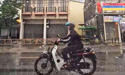 Empat Tips Makin Nyaman Berkendara di Musim Hujan 