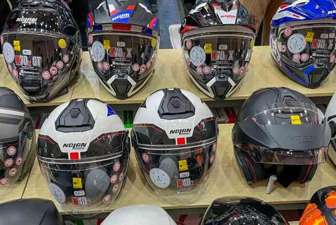  Fungsi Penting Sarung Helm, Ternyata Bisa Buat Makin Nyaman