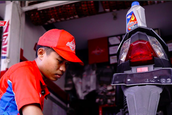 Ternyata Ini Penyebab Gear Oil Motor Berubah Warna Menjadi Putih