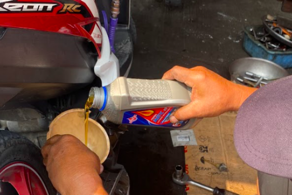 Agar Makin Nyaman, Sebaiknya Ganti Oli Motor Setiap Berapa Kilometer?