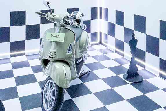 Saat Parkir Motor Sebaiknya Pakai Standar Tengah atau Samping?