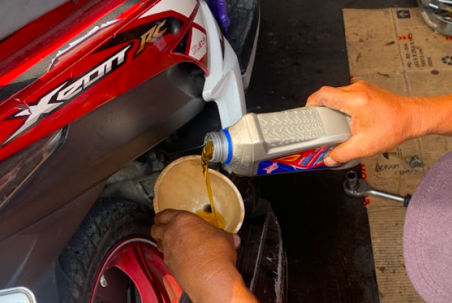 Efek Buruk Telat Ganti Oli Mesin Motor Matic