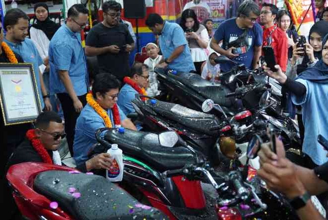 Cetak Rekor Muri, Dewa Motor Indonesia dan Federal Oil™ Berikan Oli Mesin dan Servis Gratis kepada 10.100 Orang bersama Arief Muhammad