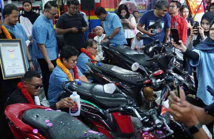 Cetak Rekor Muri, Dewa Motor Indonesia dan Federal Oil™ Berikan Oli Mesin dan Servis Gratis kepada 10.100 Orang bersama Arief Muhammad