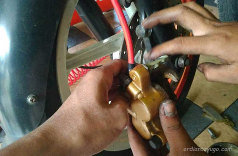 Cara Mudah Cek Kampas Rem Habis Pada Motor Matic