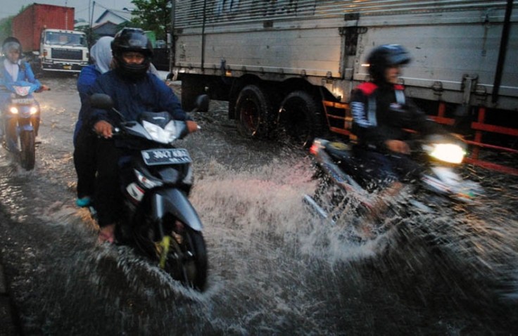 Cara Melakukan Pengereman di Jalan yang Basah Supaya Tidak Terjatuh