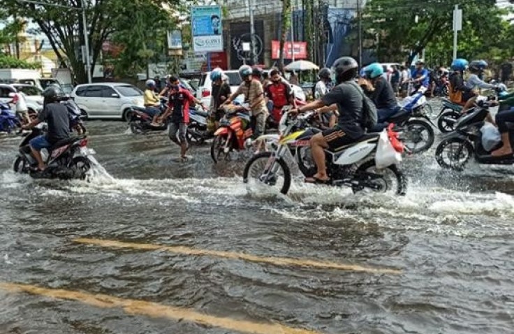 Saat Berkendara Musim Hujan, Apakah Benar Tekanan Angin Ban Harus dikurangi