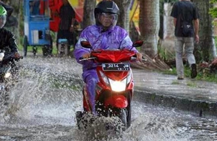 Tips Berkendara Melewati Jalan yang Tergenang Menggunakan Motor Matic Supaya Aman dan Selamat