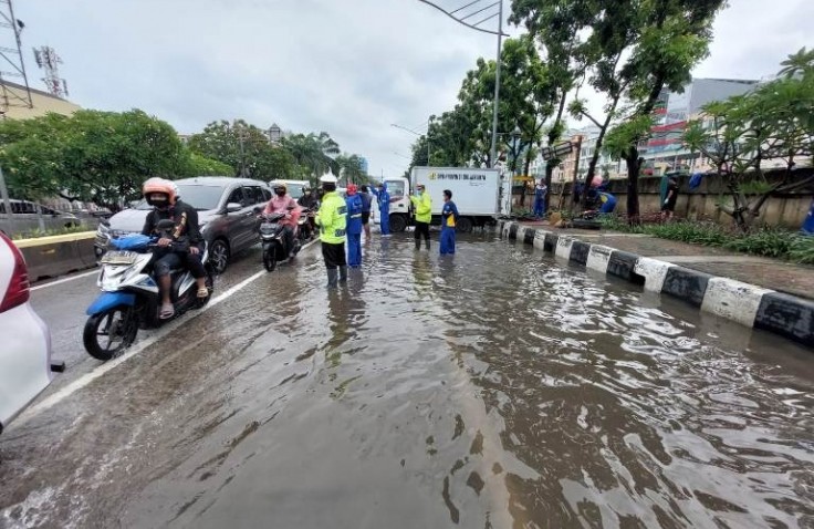 Tips Aman Lewati Banjir Menggunakan Sepeda Motor, Begini Kata Ahlinya