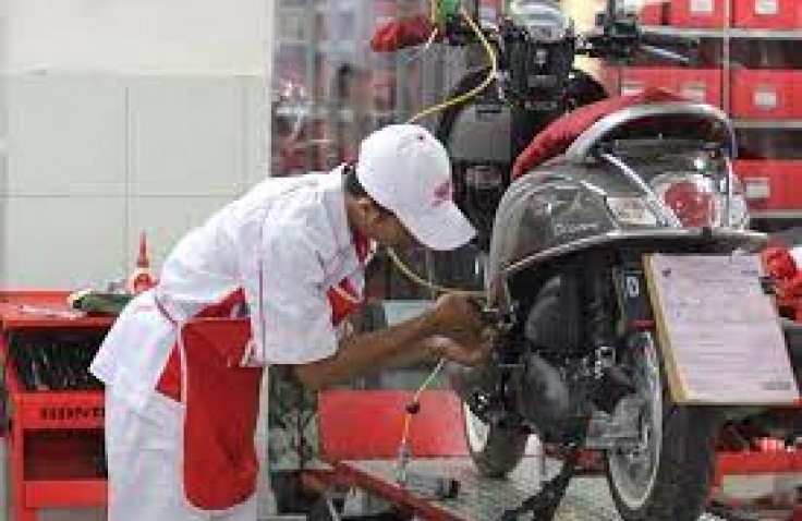 Seberapa Penting Sih, Penggunaan Standar Tengah Bagi Motor?