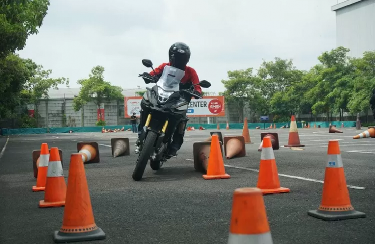 Mengenal Trail Braking, Teknik Yang Berguna Bagi Penakluk Tikungan