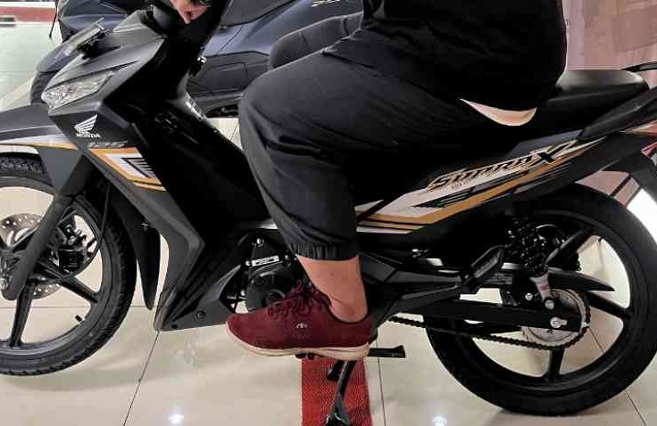 Tiga Tips Nyaman Menaiki Motor Untuk Pengendara Yang Bertubuh Kurang Tinggi