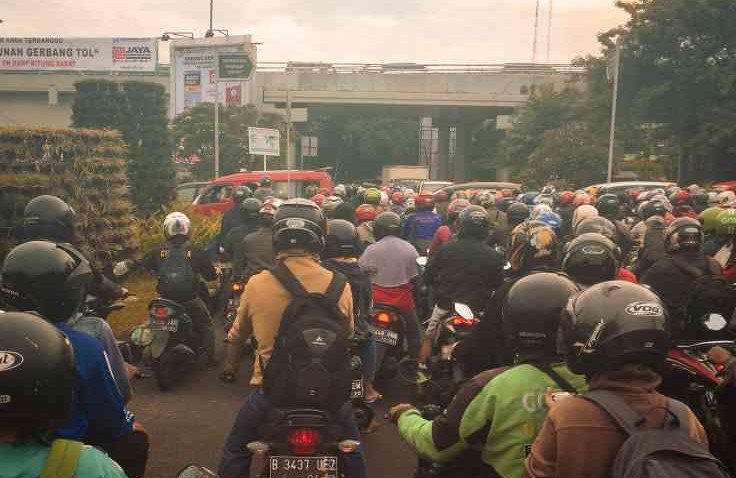 Tips Aman Menghindari Macet Saat Mengendarai Sepeda Motor