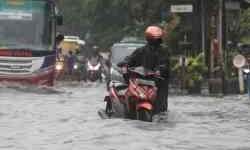 Setelah Melewati Banjir, Apakah Sepeda Motor Perlu Ganti Oli?